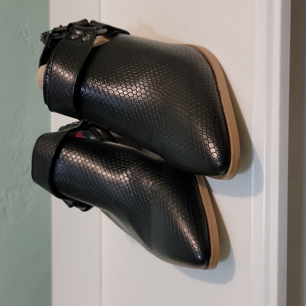 CARLOS Pacey black reptile snake embossed leather booties, size 6